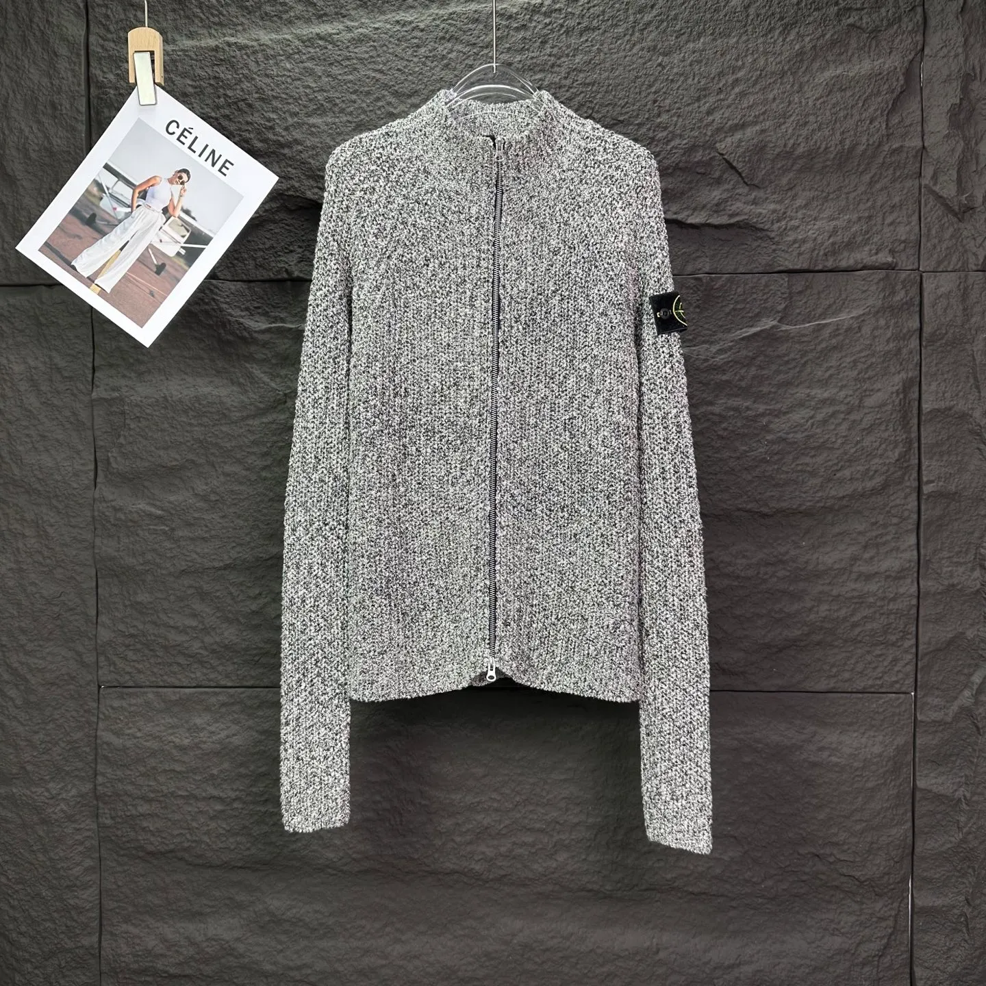 P350 Shitoujia 2025 new coral color classic sleeve logo stand-up collar cardigan couple style knitted long-sleeved sweater jacket 🔥high version🔥high version🔥 The fabric is made of 32-count cotton yarn blended material, which is skin-friendly, does not stick to the body, does not cause pilling, feels very soft, super comfortable, fashionable and personalized, super versatile and good-looking knitted cardigan, very suitable for both men and women, a must-have item for everyone. Packaging, tag, collar label, washed wheat Complete 👍 Color: Gray Size: S, M, L